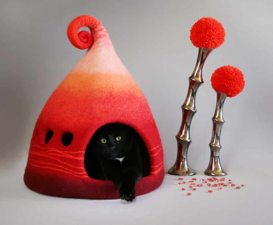 Ярко красный домик для кота