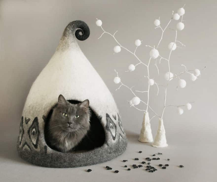 Бежево-серый домик для кота