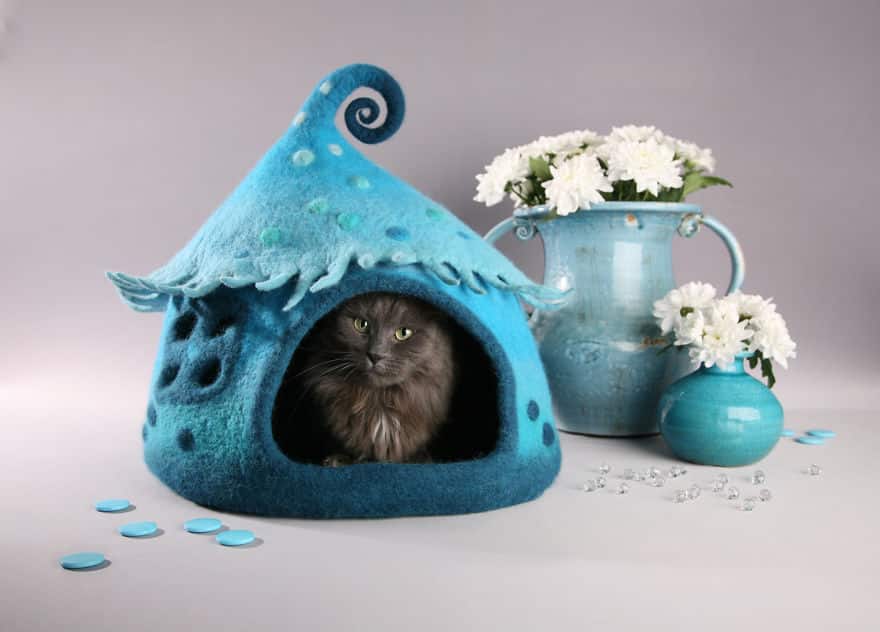 Бирюзовый домик для кота с окном
