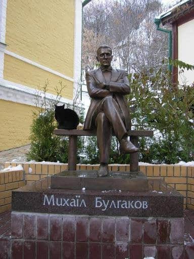 кот возле памятника Булгакову