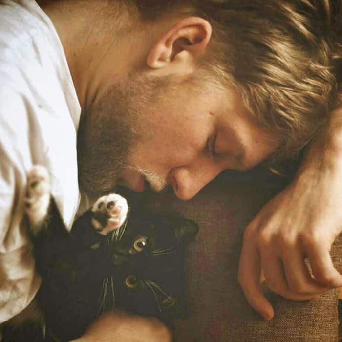 блондин спит обняв маленького котенка