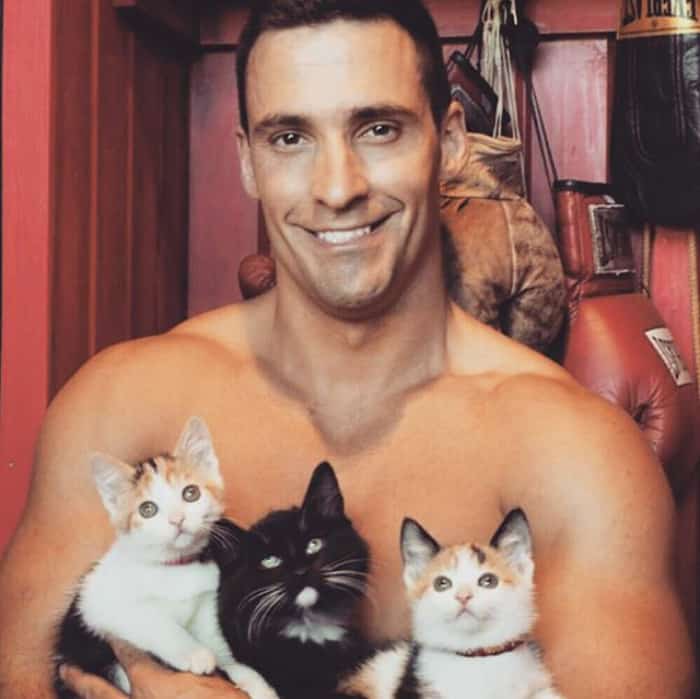 3 котенка у парня на руках